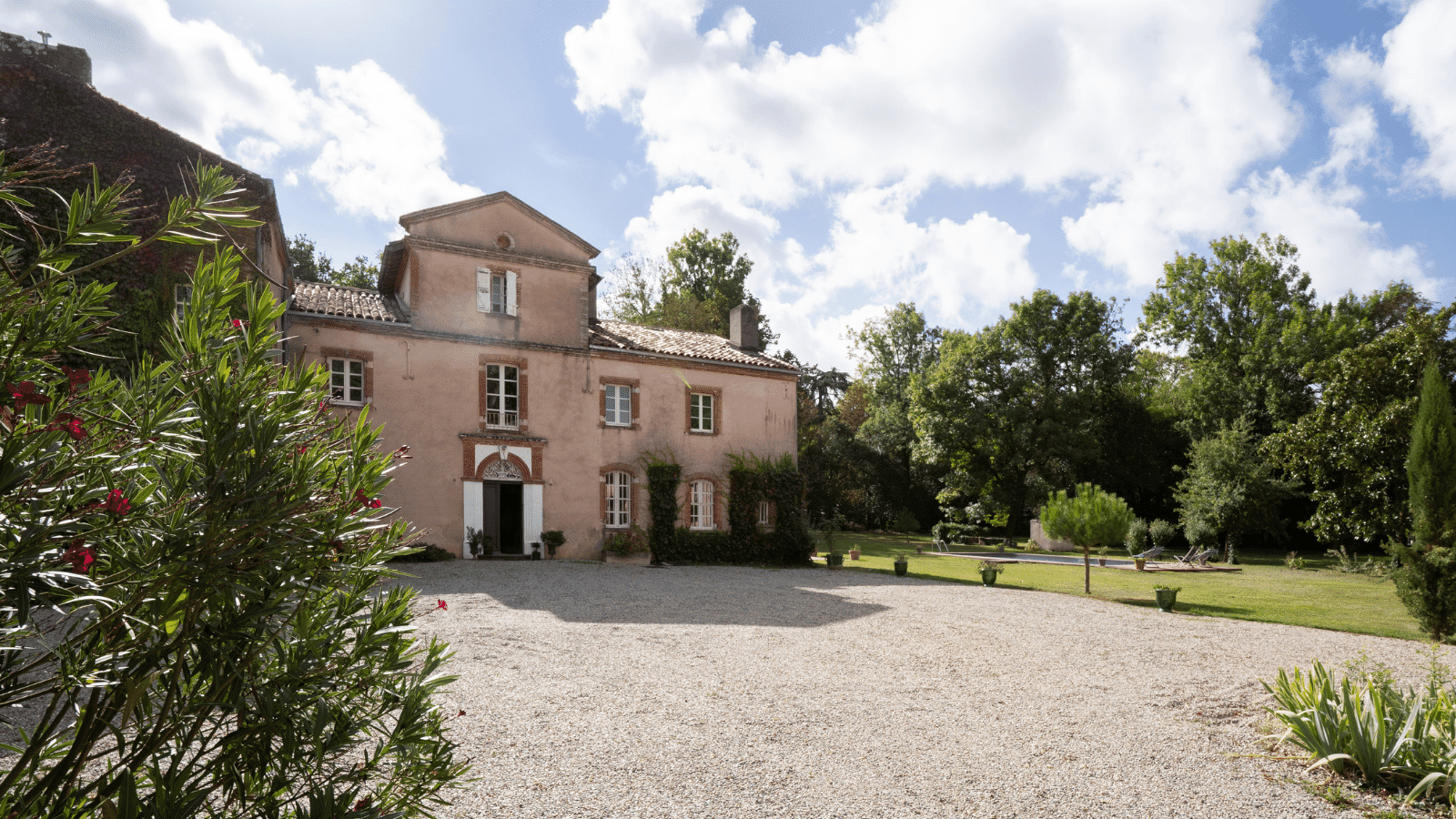 Entrée du château de Mailhol - Réservation et Disponibilité