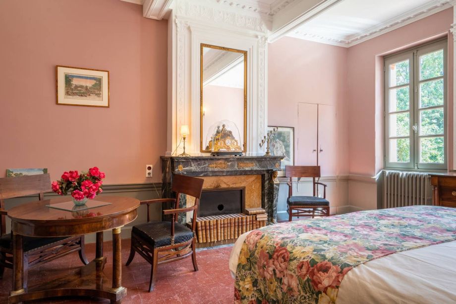 Chambre Empire avec une cheminée - Au Château de Mailhol