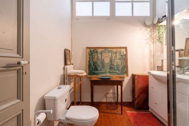 Salle de bain avec des toilettes - Au Domaine de Mailhol