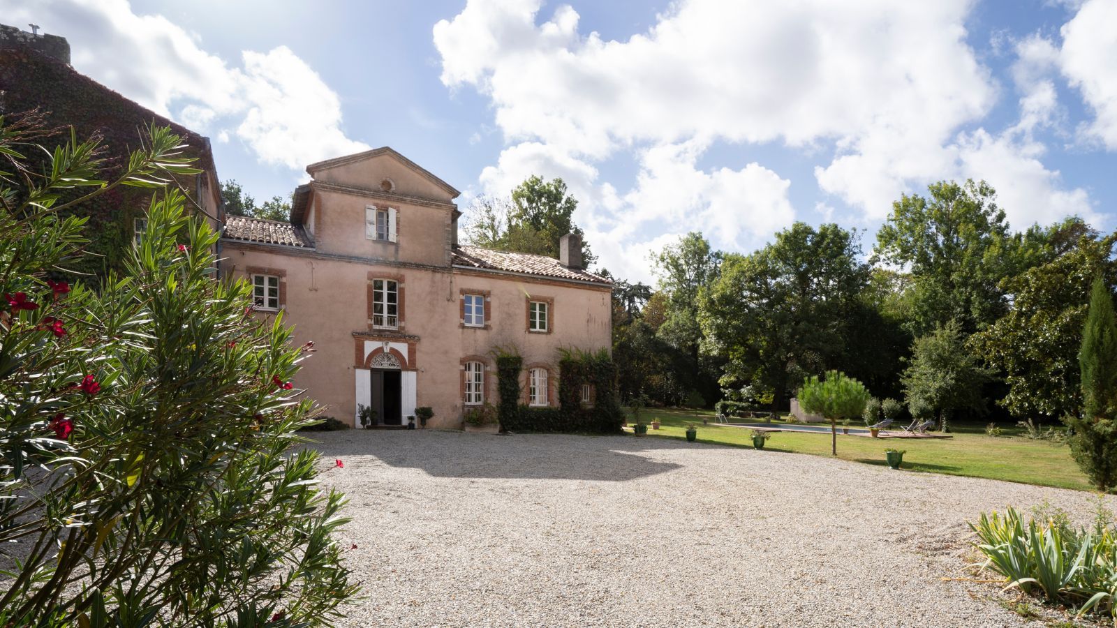 château de mailhol - parc et allée