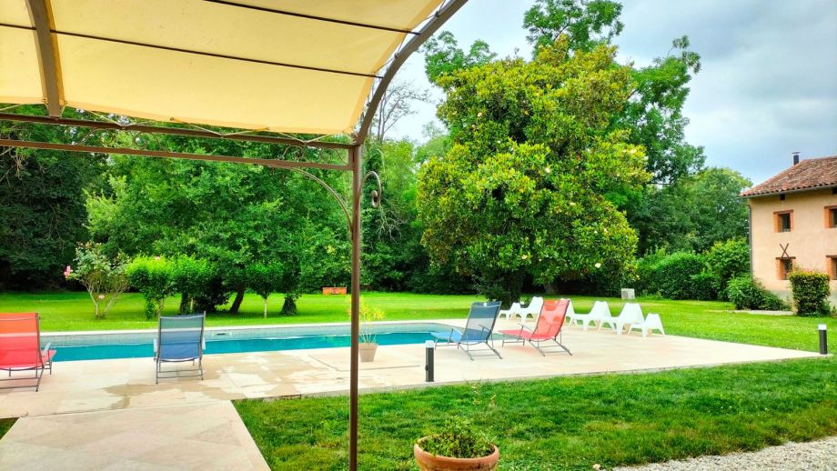 Chateau-de-mailhol-terrasse-piscine-001